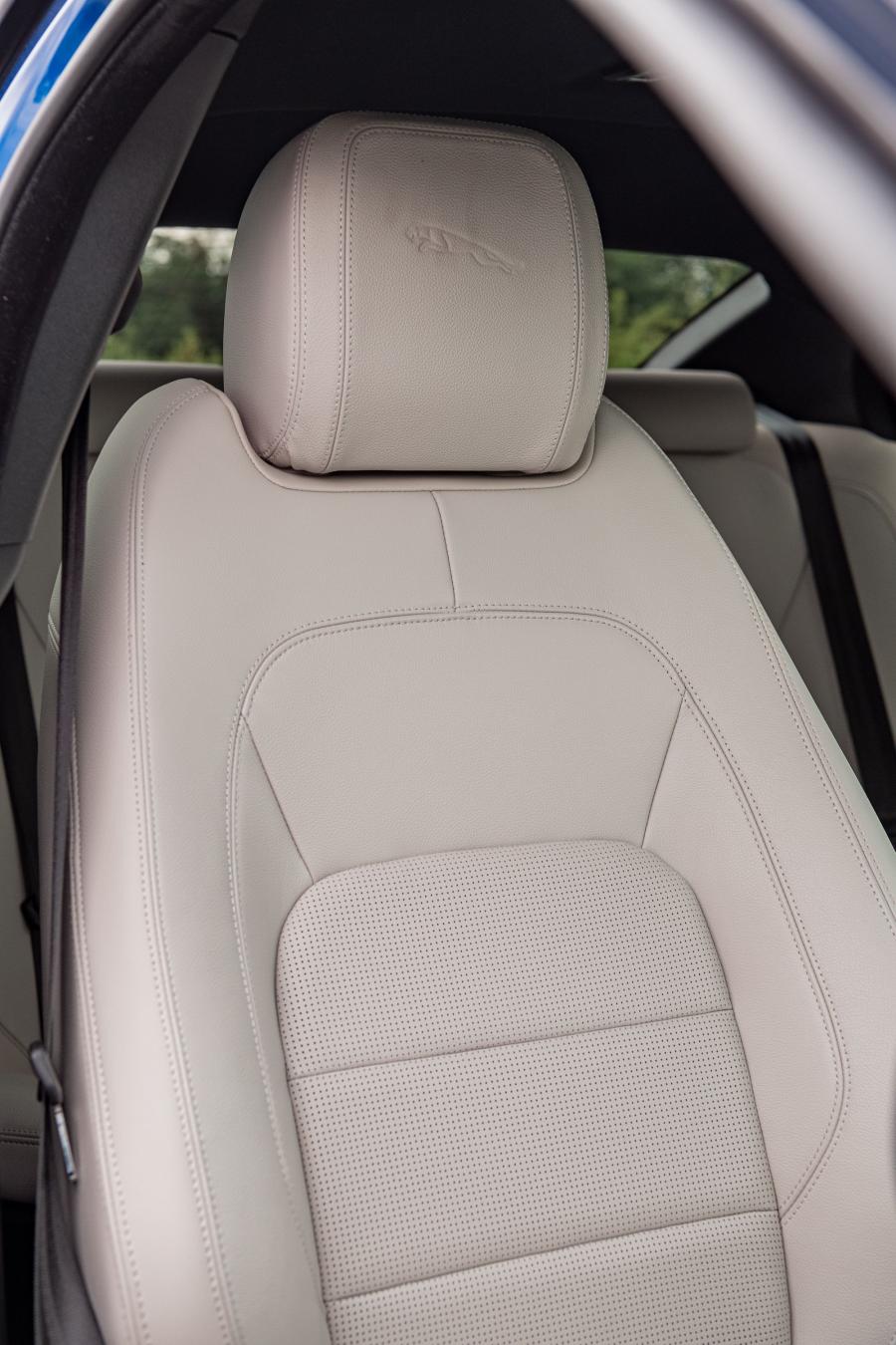 Интерьер Jaguar XE D180 SE R-Dynamic AWD 2019 года  (UK) (фото 23 из 40)
